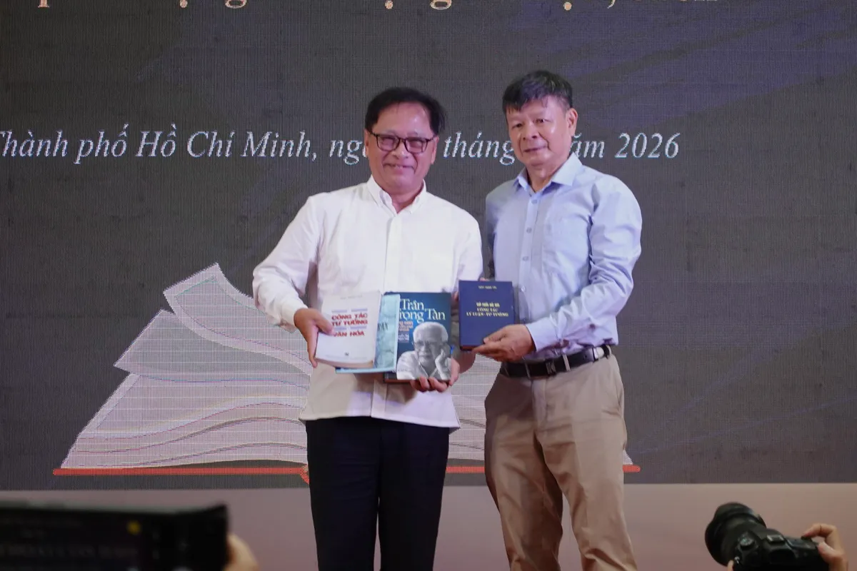 Ra mắt tủ s&aacute;ch &ldquo;Huyền thoại C&ocirc;n Đảo&rdquo;: Kh&ocirc;ng gian đọc từ k&yacute; ức lịch sử- Ảnh 5.