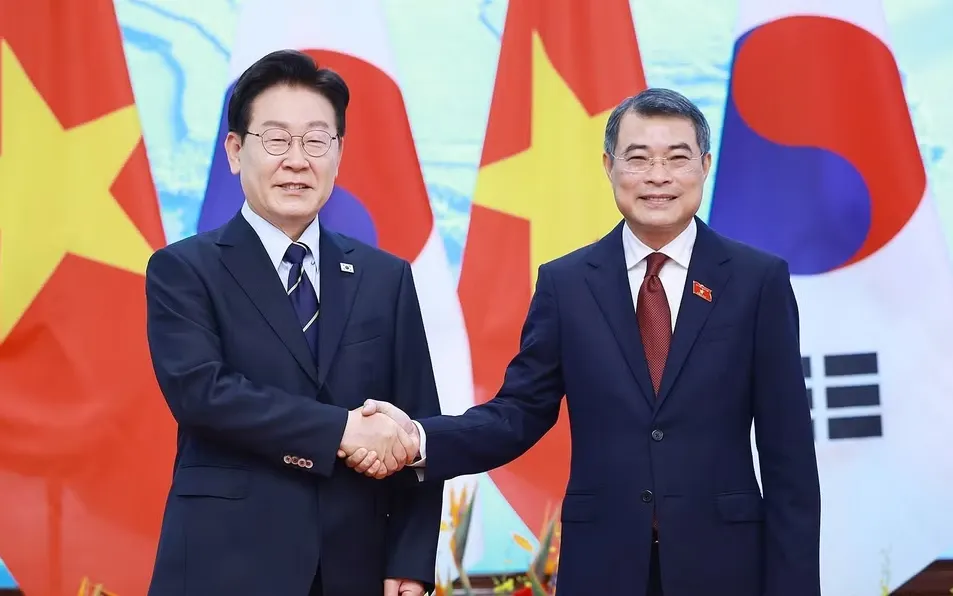 Thủ tướng Lê Minh Hưng hội kiến Tổng thống Hàn Quốc Lee Jae Myung. 