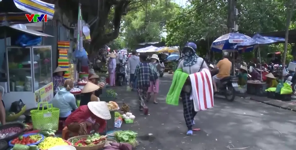 TP Huế: H&agrave;i h&ograve;a giữa lập lại trật tự vỉa h&egrave; v&agrave; bảo đảm sinh kế cho người d&acirc;n - Ảnh 2.