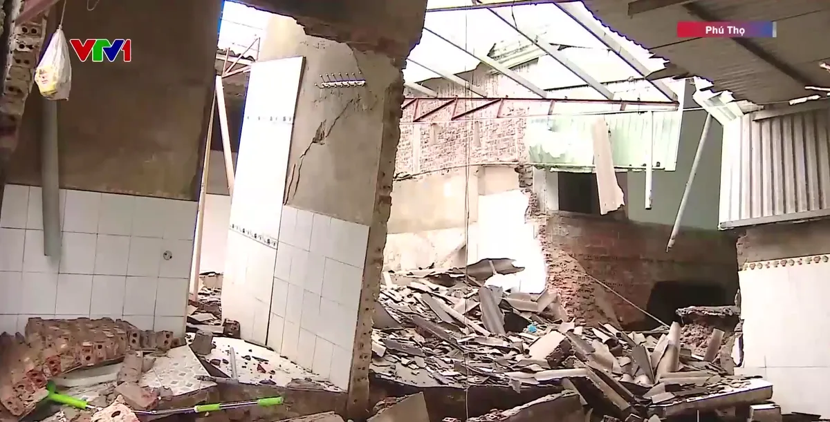 Ph&uacute; Thọ: C&ocirc;ng bố t&igrave;nh huống khẩn cấp về thi&ecirc;n tai, di dời d&acirc;n khỏi v&ugrave;ng sạt lở đ&ecirc; tả s&ocirc;ng Thao - Ảnh 2.