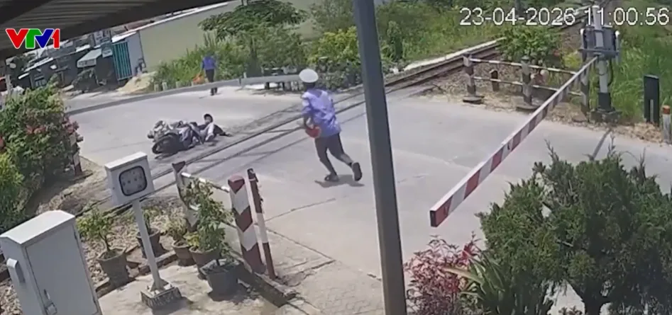 Nh&acirc;n vi&ecirc;n g&aacute;c chắn cứu người say rượu ng&atilde; cạnh đường sắt- Ảnh 1.