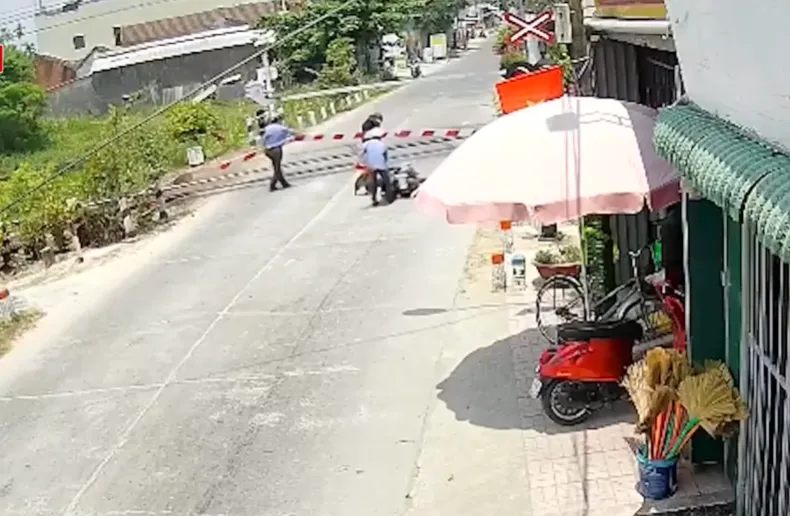 Nh&acirc;n vi&ecirc;n g&aacute;c chắn cứu người say rượu ng&atilde; cạnh đường sắt- Ảnh 2.