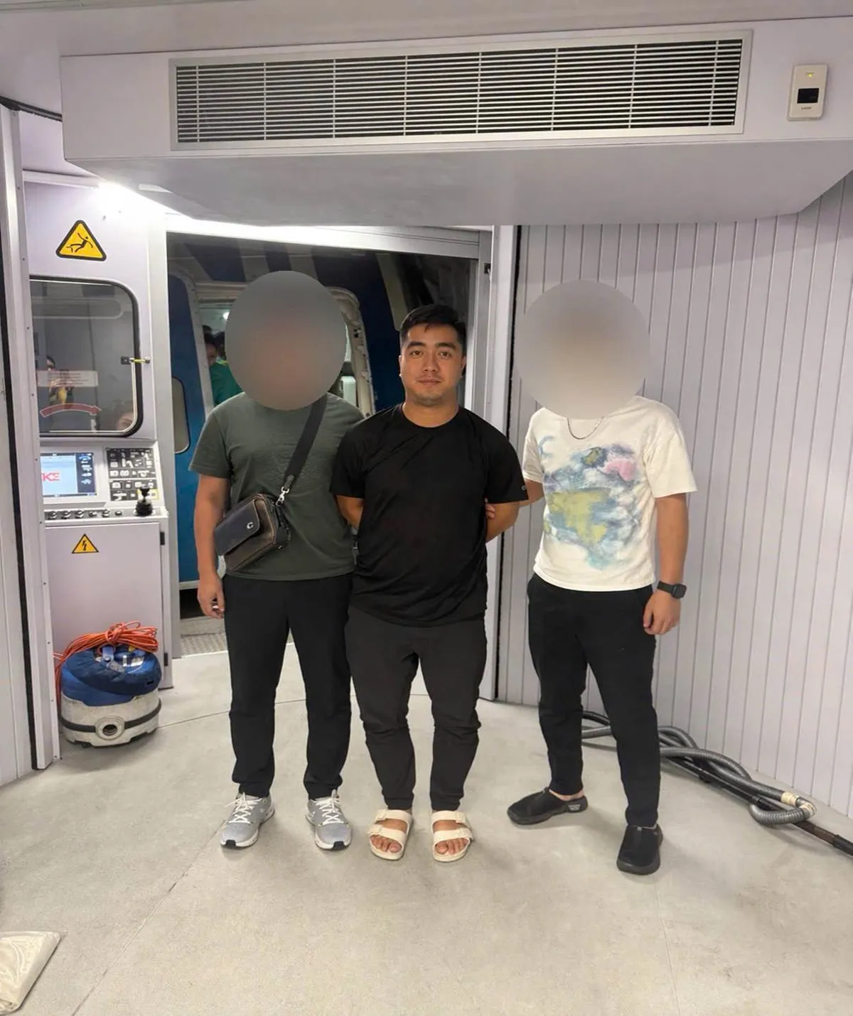 Bắt giữ đối tượng truy n&atilde; lừa đảo tại cửa khẩu L&yacute; Vạn  - Ảnh 2.