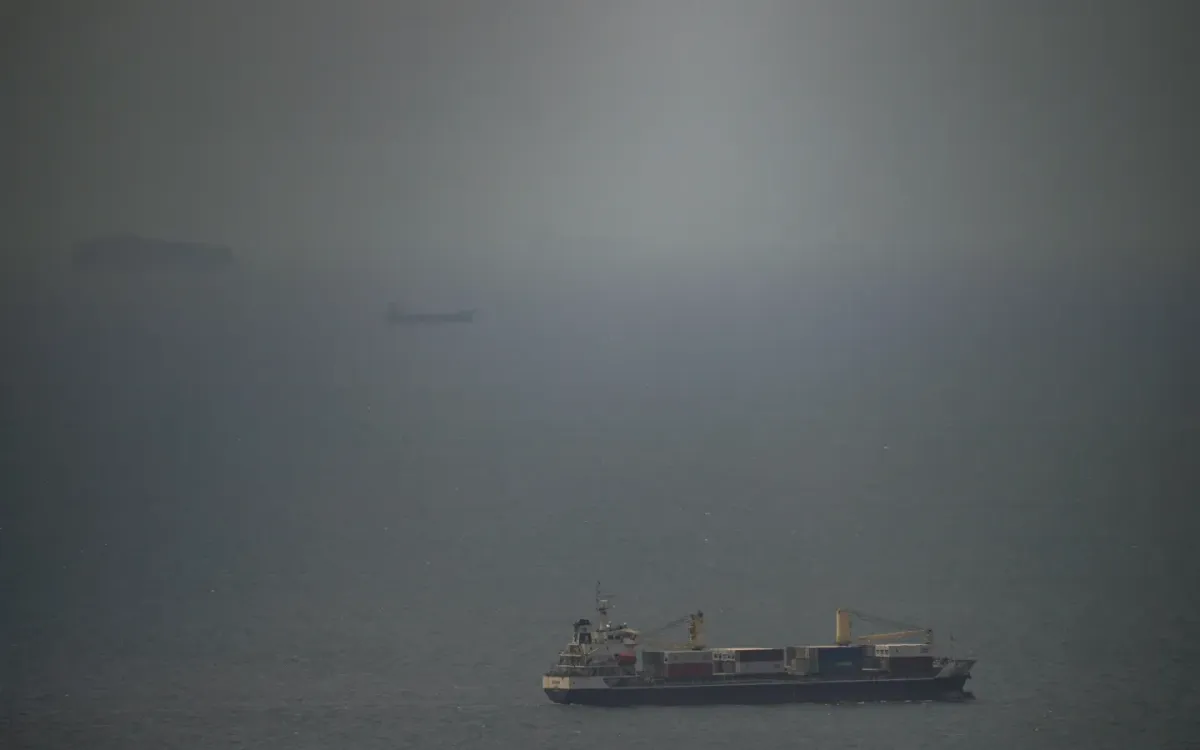 Tàu hàng di chuyển trên Vịnh Ba Tư hướng về eo biển Hormuz, ngày 22/4/2026. (Ảnh: AP)