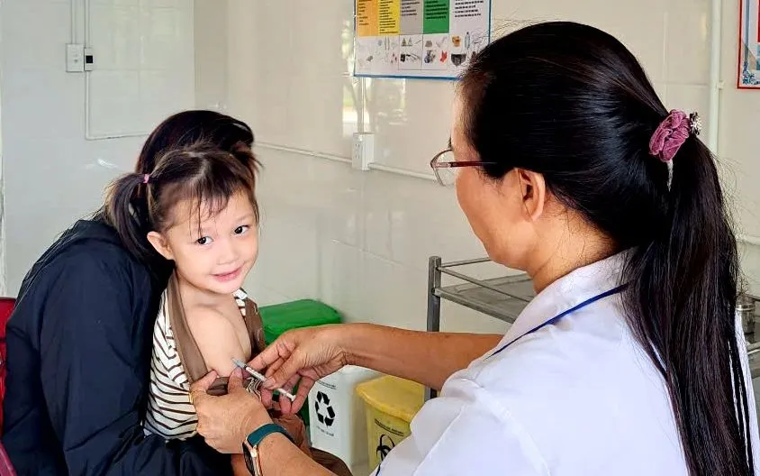 Tiêm chủng phòng, chống dịch bệnh cho trẻ tại trạm y tế xã. Ảnh: Sở Y tế Hà Tĩnh