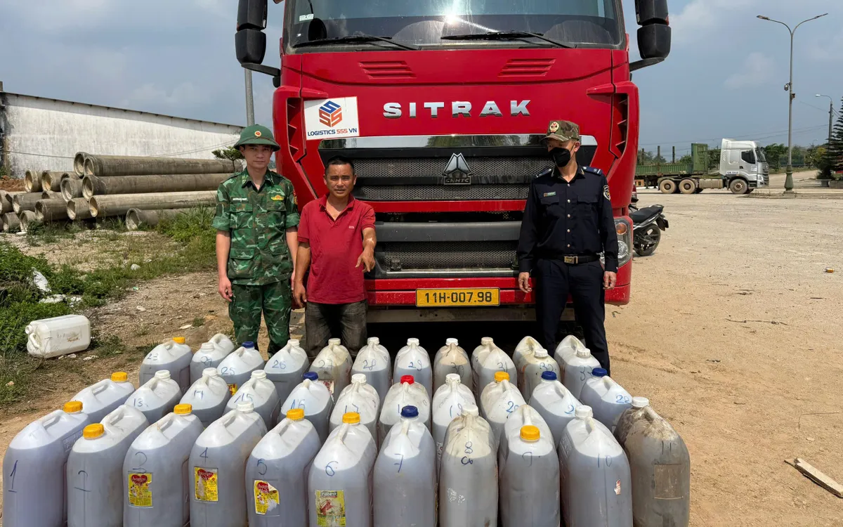 Đối tượng Lê Ngọc Lâm cùng phương tiện và tang vật.