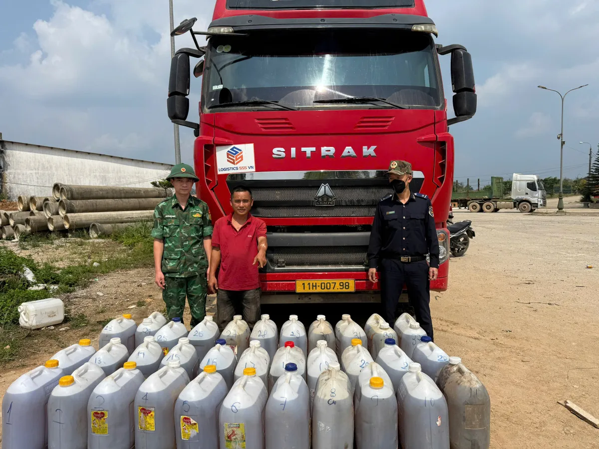 Đ&agrave; Nẵng: Ph&aacute;t hiện thủ đoạn tự chế k&eacute;t sắt giấu gần 900 l&iacute;t dầu Diesel tuồn qua bi&ecirc;n giới - Ảnh 1.