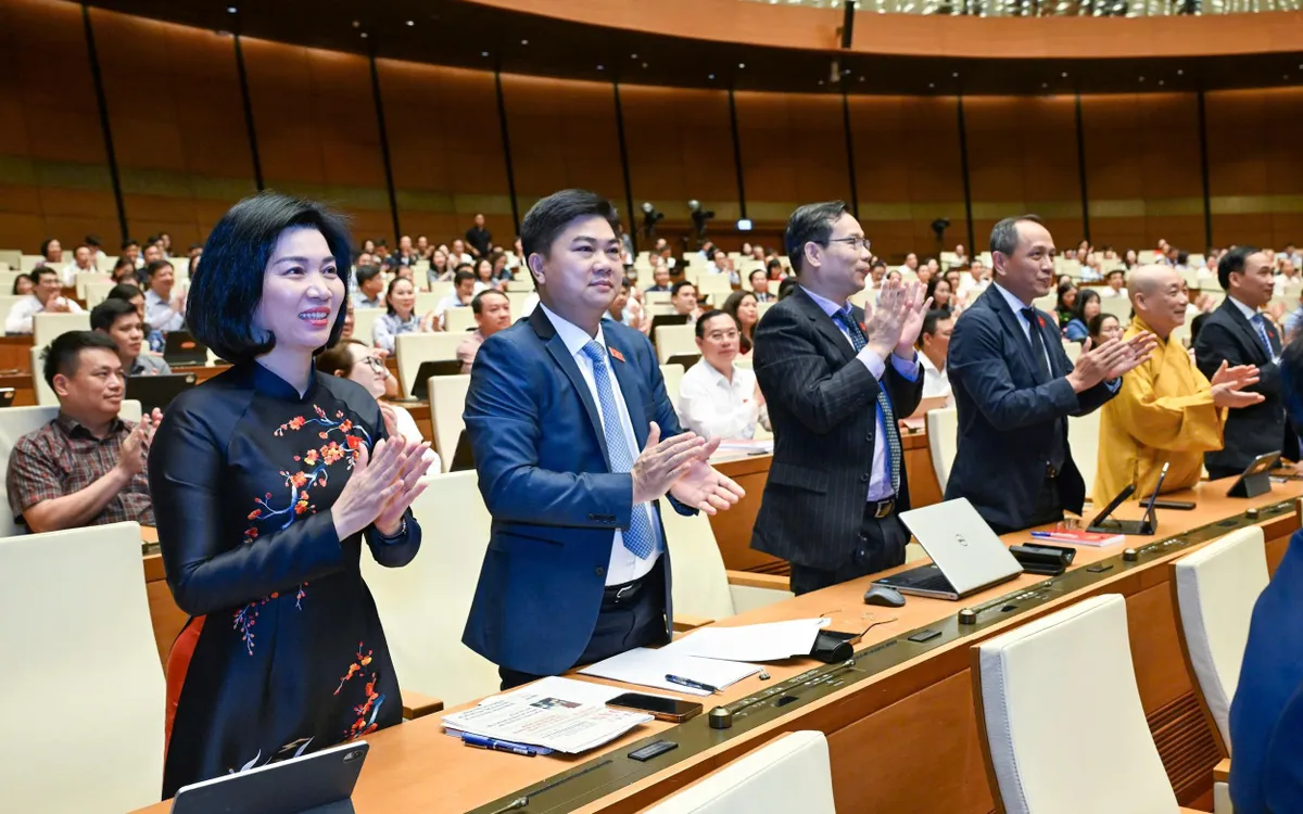 Các đại biểu Quốc hội chúc mừng khi Luật Thủ đô (sửa đổi) được Quốc hội thông qua