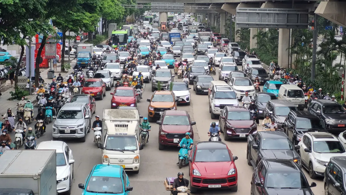 Huy động m&aacute;y x&uacute;c giải cứu &ocirc; t&ocirc; tải sụt hố tr&ecirc;n đường Nguyễn Tr&atilde;i  - Ảnh 2.