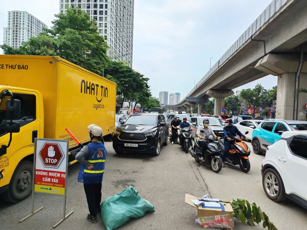 Huy động m&aacute;y x&uacute;c giải cứu &ocirc; t&ocirc; tải sụt hố tr&ecirc;n đường Nguyễn Tr&atilde;i  - Ảnh 3.