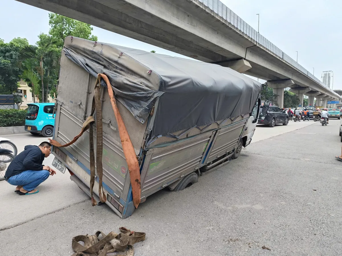 Huy động m&aacute;y x&uacute;c giải cứu &ocirc; t&ocirc; tải sụt hố tr&ecirc;n đường Nguyễn Tr&atilde;i  - Ảnh 4.