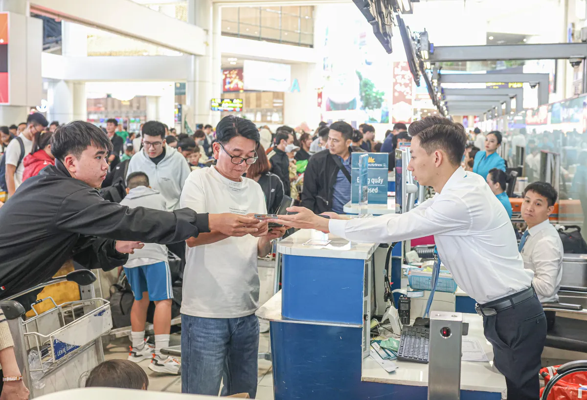 Nhiều chặng bay ch&aacute;y v&eacute; dịp 30/4 v&agrave; 1/5 - Ảnh 1.