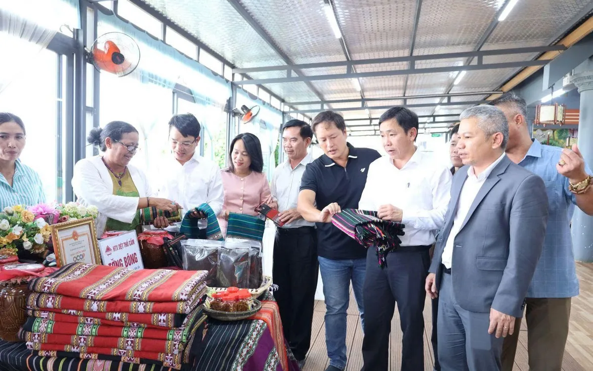 Các sản phẩm thổ cẩm địa phương hút du khách tham dự.