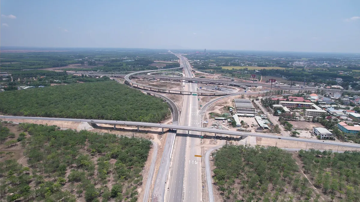 Đưa v&agrave;o khai th&aacute;c tạm hơn 30km cao tốc Bi&ecirc;n H&ograve;a - Vũng T&agrave;u dịp lễ 30/4 - Ảnh 1.