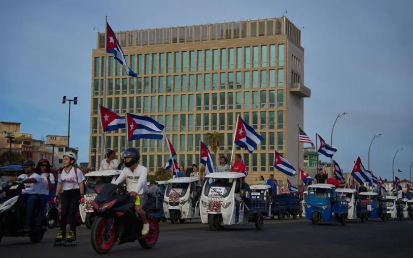 Người dân di chuyển qua Đại sứ quán Mỹ trong cuộc tuần hành tại La Habana, Cuba, ngày 2/4/2026 (Ảnh AP)