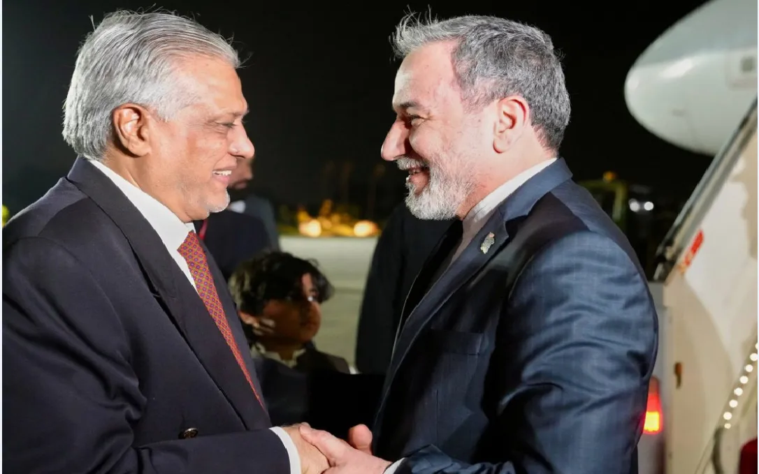 Ngoại trưởng Iran Abbas Araghchi (trái) và người đồng cấp Pakistan Ishaq Dar tại Pakistan, ngày 24/4/2026 (Ảnh: Bộ Ngoại giao Iran/AP)