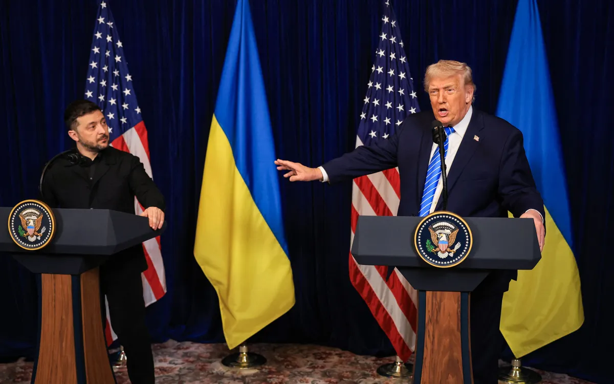 Tổng thống Mỹ Donald Trump (phải) cùng với Tổng thống Ukraine Volodymyr Zelensky trong cuộc họp báo tại câu lạc bộ Mar-a-Lago tại Palm Beach, Florida, ngày 28/12/2025. (Ảnh: AFP)