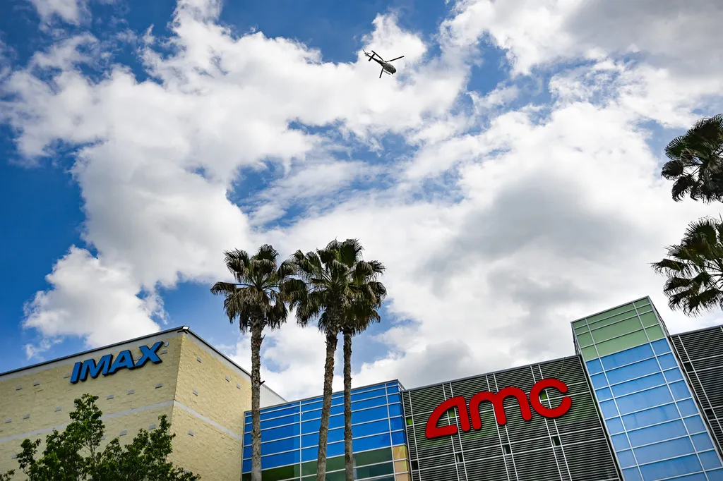 Đấu s&uacute;ng trong trung t&acirc;m thương mại ở Mỹ, nhiều người thương vong - Ảnh 1.