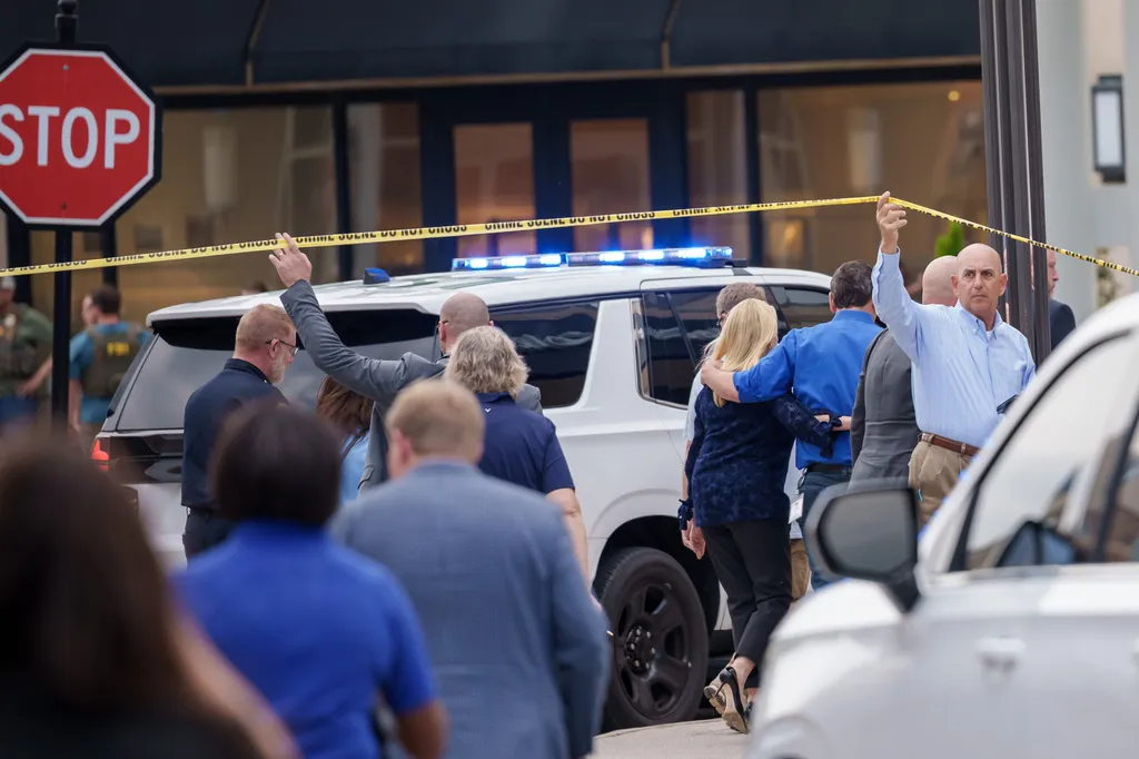 Đấu s&uacute;ng trong trung t&acirc;m thương mại ở Mỹ, nhiều người thương vong - Ảnh 2.