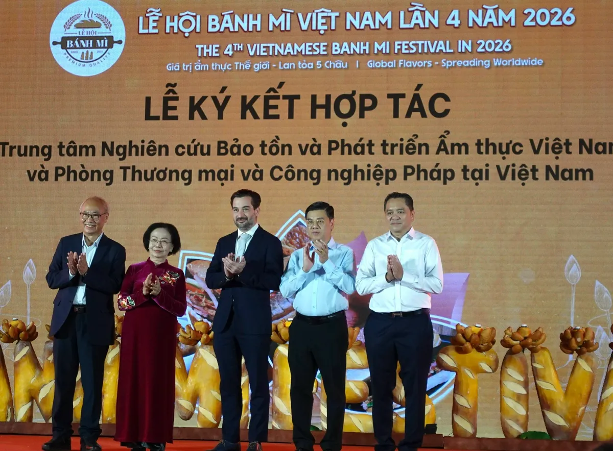 Lễ hội b&aacute;nh m&igrave; h&uacute;t kh&aacute;ch ngay trong ng&agrave;y đầu khai mạc - Ảnh 4.