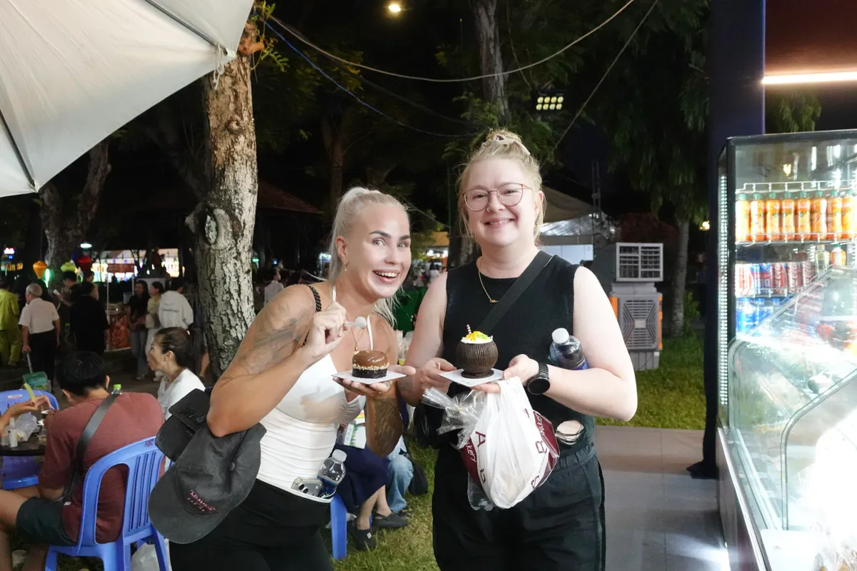 Lễ hội b&aacute;nh m&igrave; h&uacute;t kh&aacute;ch ngay trong ng&agrave;y đầu khai mạc - Ảnh 9.