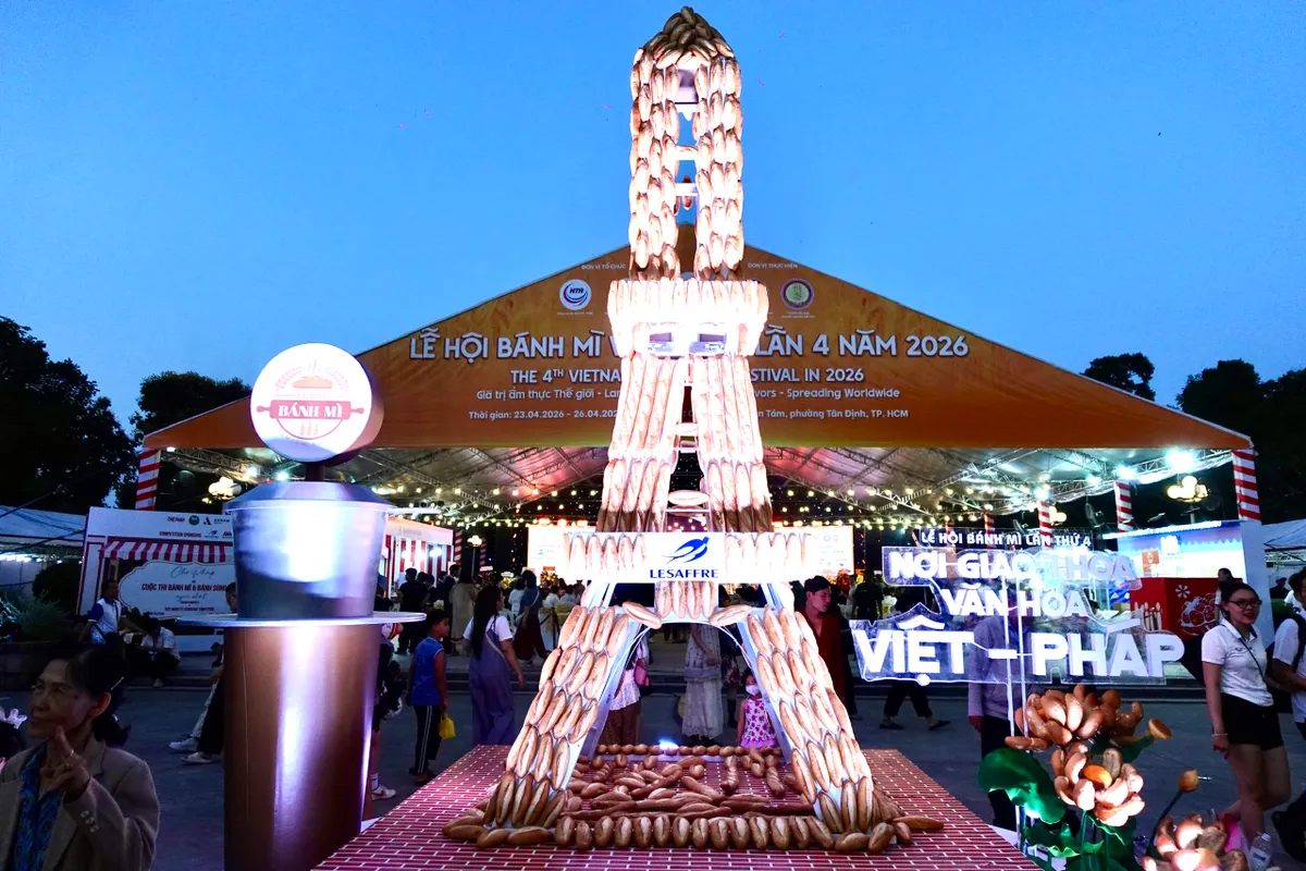 Lễ hội b&aacute;nh m&igrave; h&uacute;t kh&aacute;ch ngay trong ng&agrave;y đầu khai mạc - Ảnh 1.