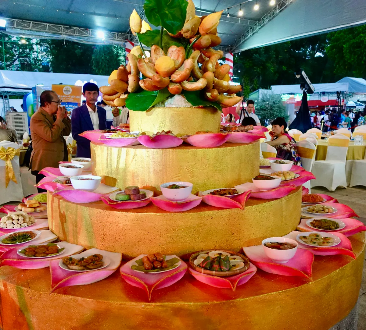 Lễ hội b&aacute;nh m&igrave; h&uacute;t kh&aacute;ch ngay trong ng&agrave;y đầu khai mạc - Ảnh 3.