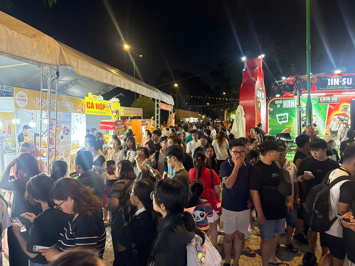 Lễ hội b&aacute;nh m&igrave; h&uacute;t kh&aacute;ch ngay trong ng&agrave;y đầu khai mạc - Ảnh 5.