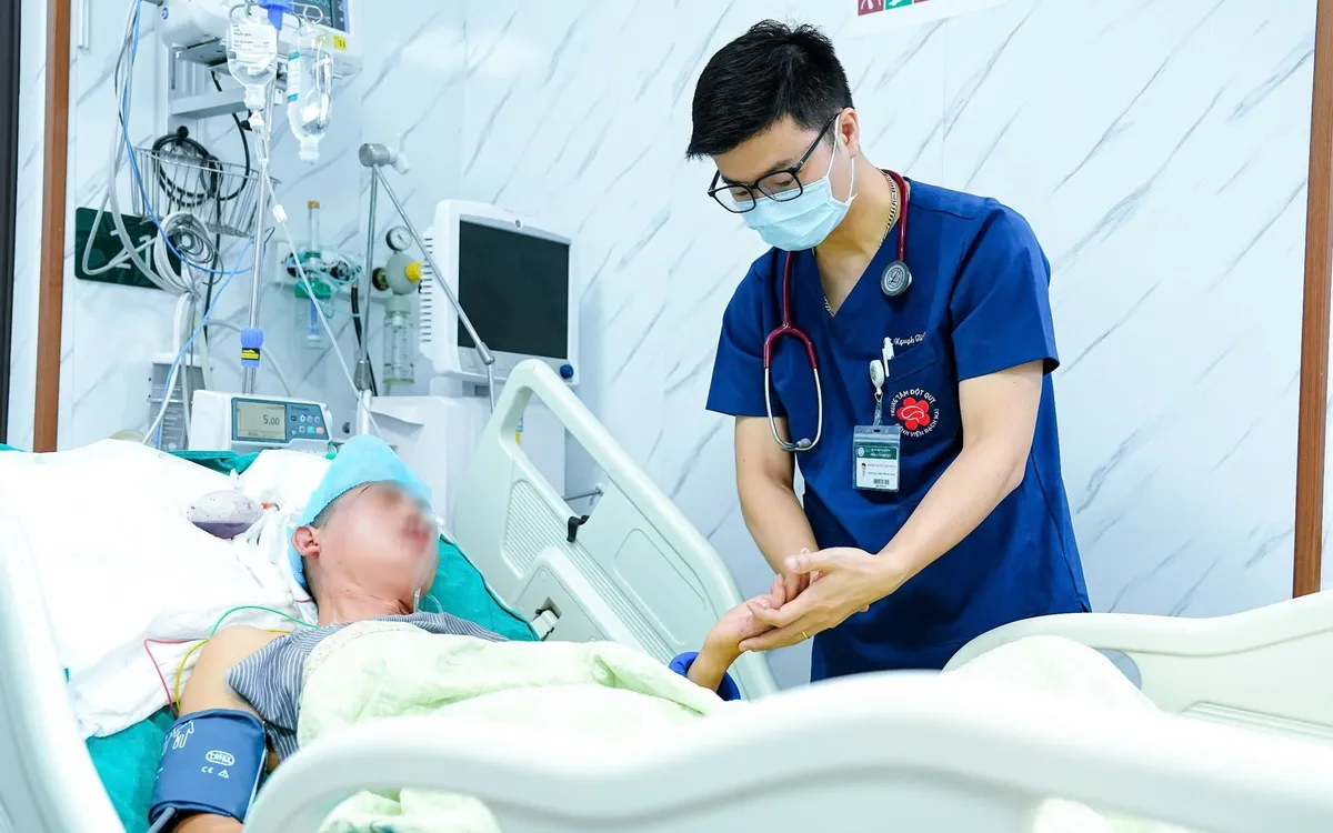 BSCKII. Nguyễn Tiến Dũng - Phó Giám đốc Trung tâm Đột quỵ thăm khám cho người bệnh điều trị tại trung tâm.