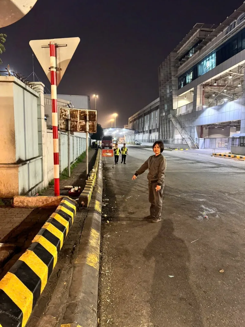 Khởi tố người phụ nữ b&aacute;n h&agrave;ng rong, la h&eacute;t, đập ph&aacute; đồ, g&acirc;y rối tại s&acirc;n bay Nội B&agrave;i - Ảnh 2.