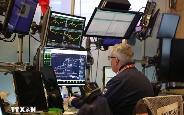 Giao dịch viên tại Sàn chứng khoán New York, Mỹ. (Ảnh: THX/TTXVN)