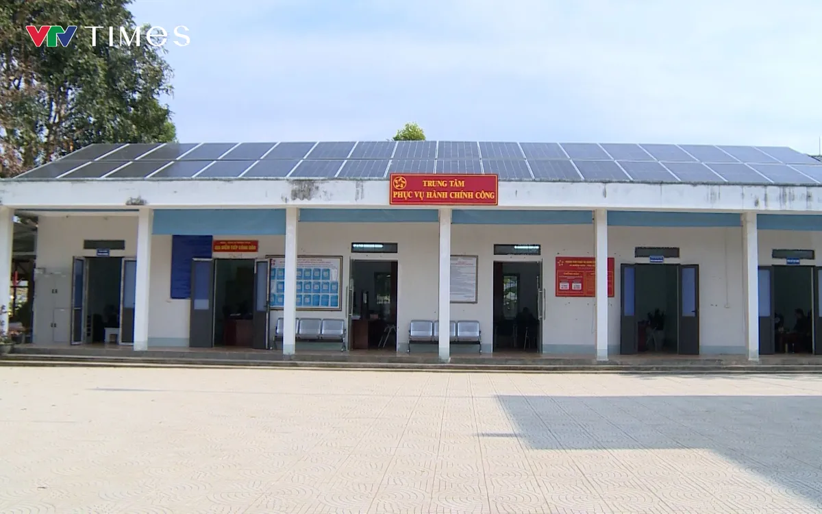 "Trung tâm Phục vụ Hành chính công" của xã Mường Khoa, nơi các thiết bị công nghệ văn phòng được cấp điện chủ yếu từ năng lượng sạch.