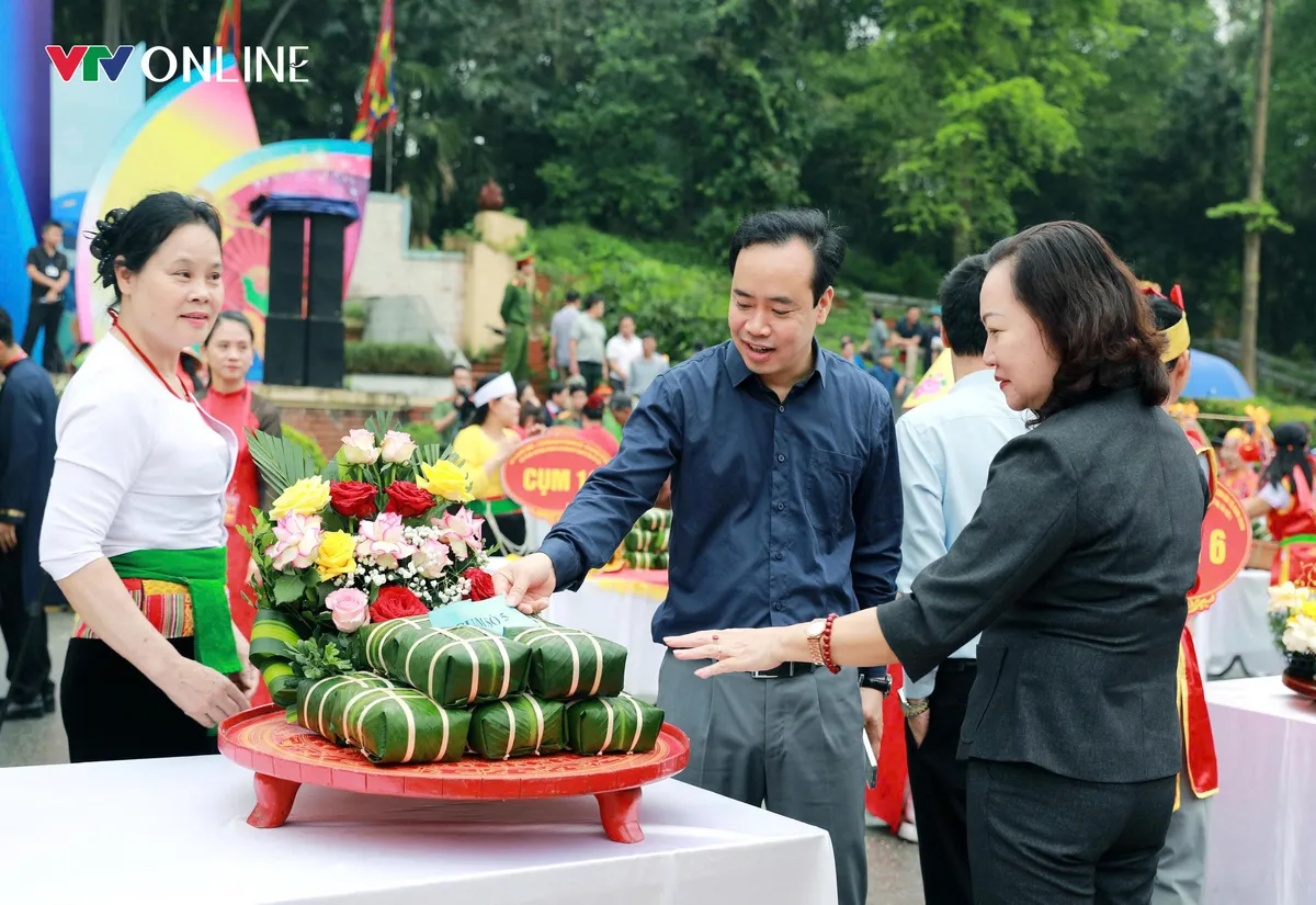 Rộn r&agrave;ng hội thi g&oacute;i, nấu b&aacute;nh chưng v&agrave; gi&atilde; b&aacute;nh giầy Đất Tổ - Ảnh 2.