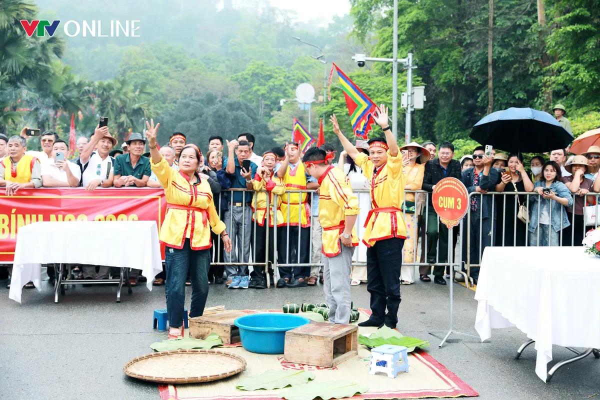 Rộn r&agrave;ng hội thi g&oacute;i, nấu b&aacute;nh chưng v&agrave; gi&atilde; b&aacute;nh giầy Đất Tổ - Ảnh 1.