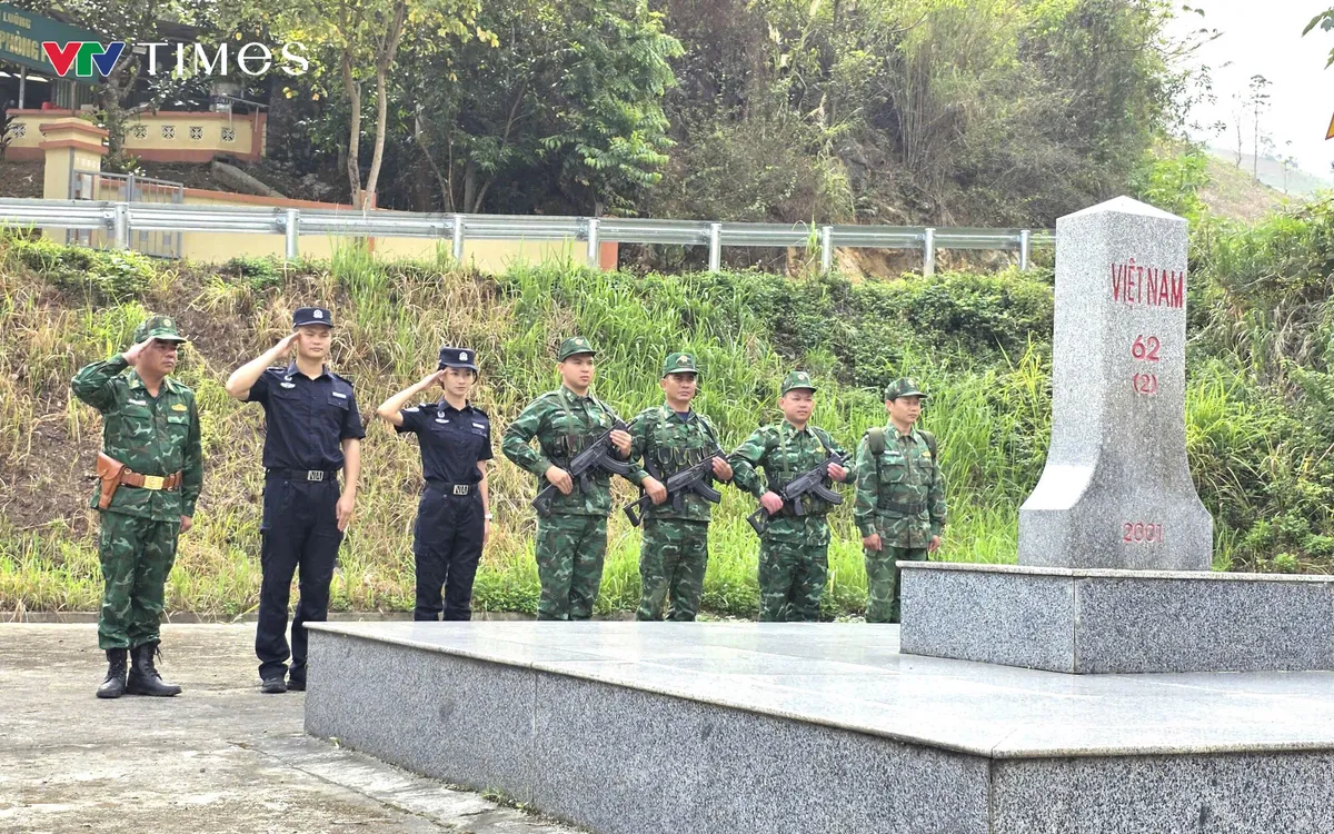 Đội tuần tra số 2 tiến hành nghi thức chào cột mốc biên giới số 62(2) do Đồn Biên phòng Huổi Luông phụ trách. Ảnh: Đức Duẩn