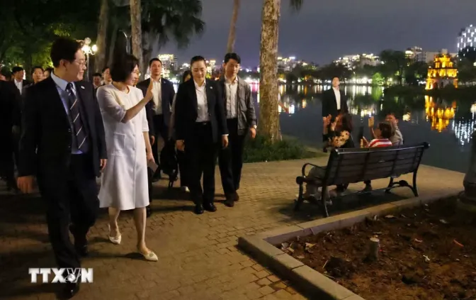 Tổng thống H&agrave;n Quốc v&agrave; Phu nh&acirc;n đi dạo quanh hồ Ho&agrave;n Kiếm- Ảnh 1.