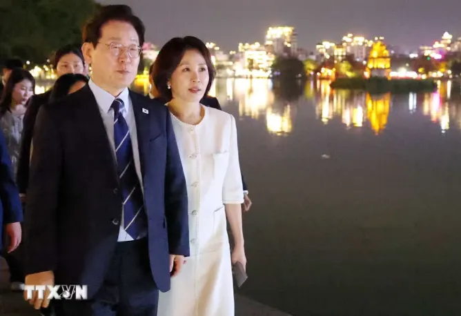 Tổng thống H&agrave;n Quốc v&agrave; Phu nh&acirc;n đi dạo quanh hồ Ho&agrave;n Kiếm- Ảnh 3.