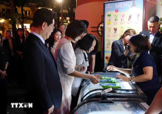 Tổng thống H&agrave;n Quốc v&agrave; Phu nh&acirc;n đi dạo quanh hồ Ho&agrave;n Kiếm- Ảnh 4.