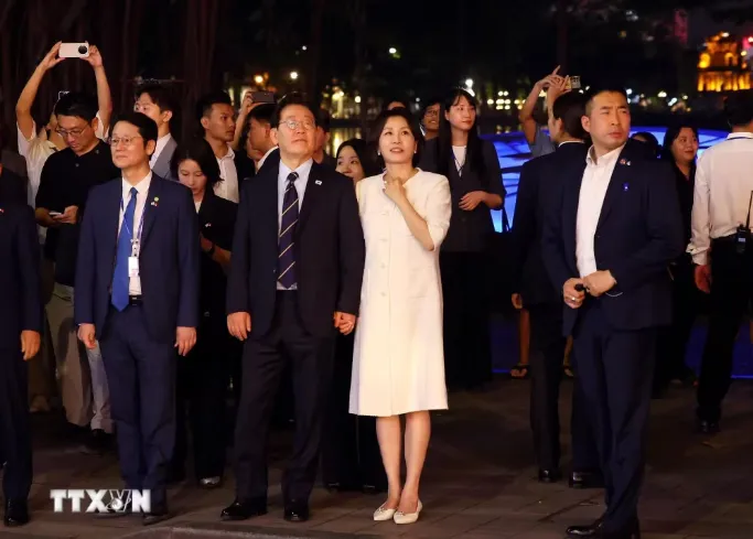Tổng thống H&agrave;n Quốc v&agrave; Phu nh&acirc;n đi dạo quanh hồ Ho&agrave;n Kiếm- Ảnh 5.
