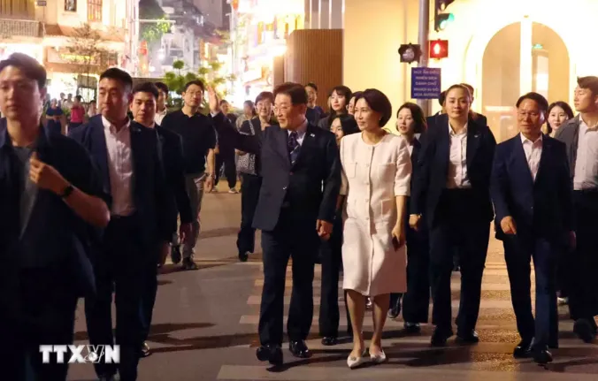 Tổng thống H&agrave;n Quốc v&agrave; Phu nh&acirc;n đi dạo quanh hồ Ho&agrave;n Kiếm- Ảnh 6.