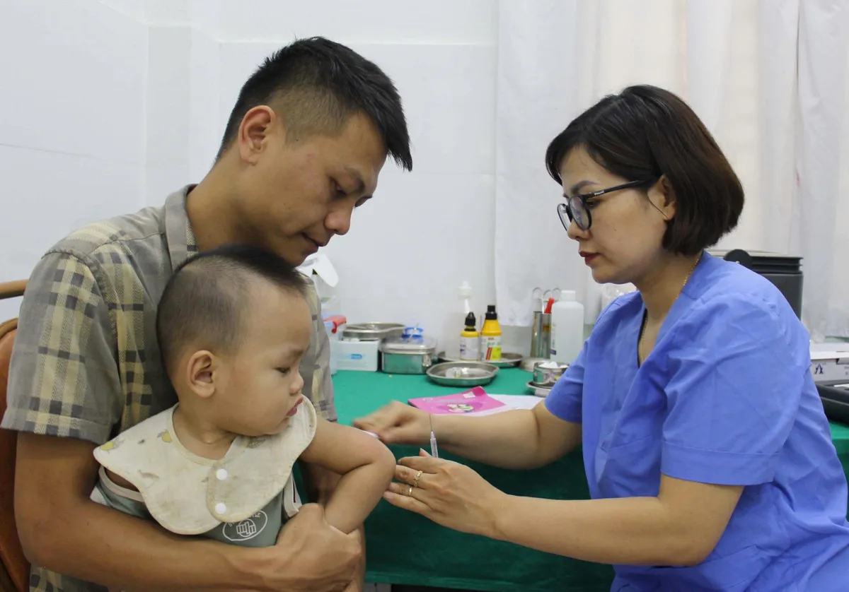 Tuần lễ Ti&ecirc;m chủng Thế giới 24-30/4: Vaccine bảo vệ sức khỏe mọi thế hệ- Ảnh 1.