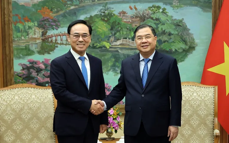 Phó Thủ tướng Thường trực Chính phủ Phạm Gia Túc và ông Lee Yong-bae, Chủ tịch kiêm Tổng Giám đốc Công ty Hyundai Rotem - Ảnh: VGP