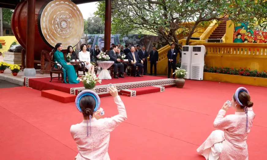 Tổng B&iacute; thư, Chủ tịch nước T&ocirc; L&acirc;m v&agrave; Phu nh&acirc;n chủ tr&igrave; Chương tr&igrave;nh hữu nghị đặc biệt tại Ho&agrave;ng Th&agrave;nh Thăng Long - Ảnh 7.