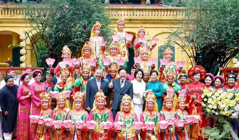 Tổng B&iacute; thư, Chủ tịch nước T&ocirc; L&acirc;m v&agrave; Phu nh&acirc;n chủ tr&igrave; Chương tr&igrave;nh hữu nghị đặc biệt tại Ho&agrave;ng Th&agrave;nh Thăng Long - Ảnh 8.
