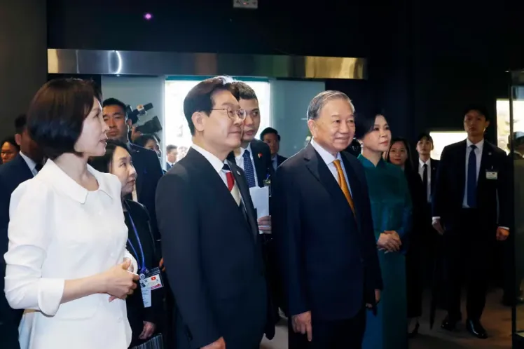 Tổng B&iacute; thư, Chủ tịch nước T&ocirc; L&acirc;m v&agrave; Phu nh&acirc;n chủ tr&igrave; Chương tr&igrave;nh hữu nghị đặc biệt tại Ho&agrave;ng Th&agrave;nh Thăng Long - Ảnh 4.