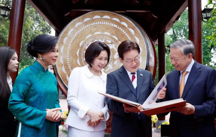 Tổng B&iacute; thư, Chủ tịch nước T&ocirc; L&acirc;m v&agrave; Phu nh&acirc;n chủ tr&igrave; Chương tr&igrave;nh hữu nghị đặc biệt tại Ho&agrave;ng Th&agrave;nh Thăng Long - Ảnh 3.