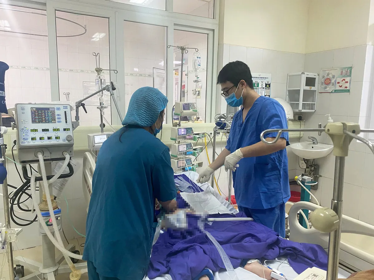 Cứu sống b&eacute; trai 10 tuổi ngừng tim sau đuối nước- Ảnh 1.