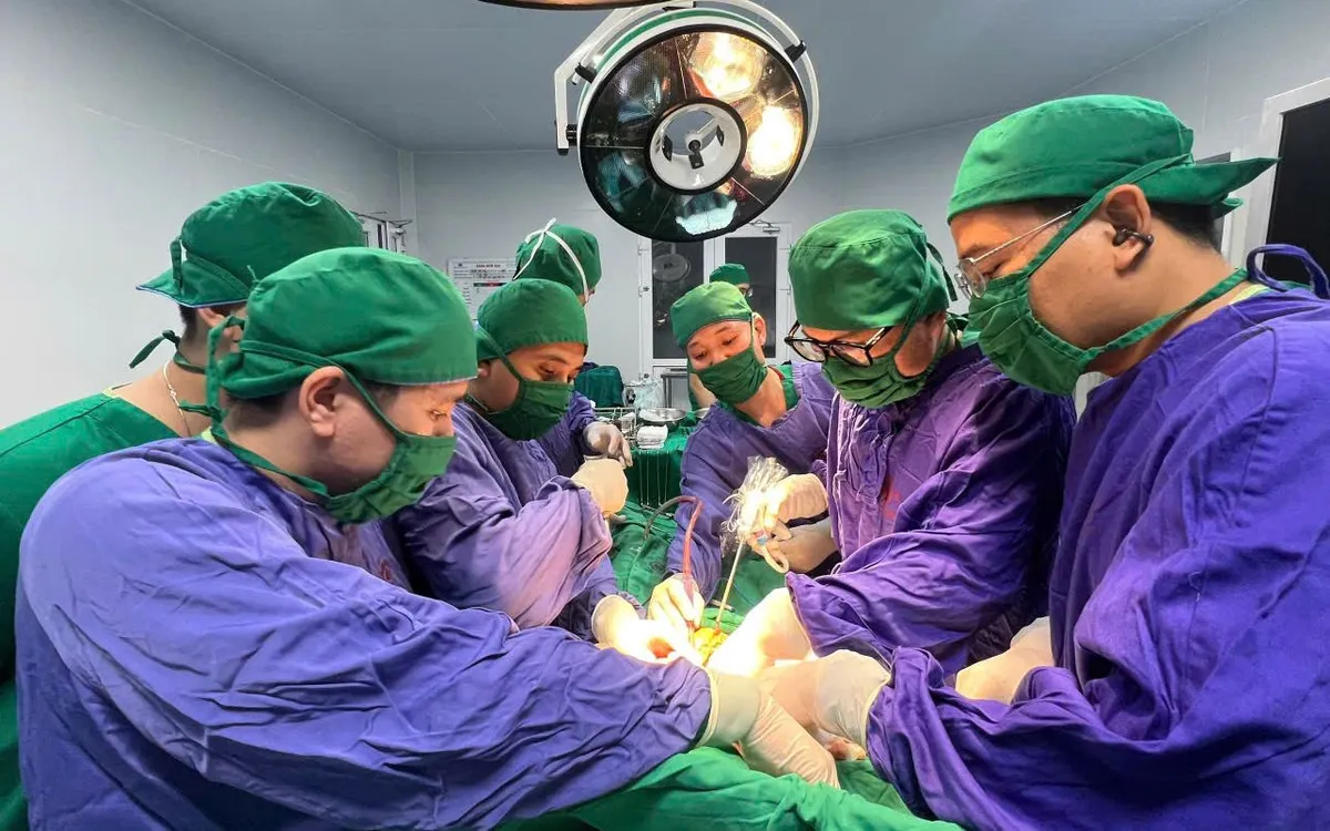 Ekip phẫu thuật cắt bỏ khối u cho bệnh nhân. Ảnh: BVCC