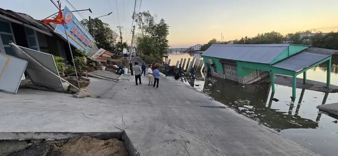 Sạt lở  rạng s&aacute;ng ở C&agrave; Mau l&agrave;m thiệt hại hơn 3 tỷ đồng - Ảnh 1.