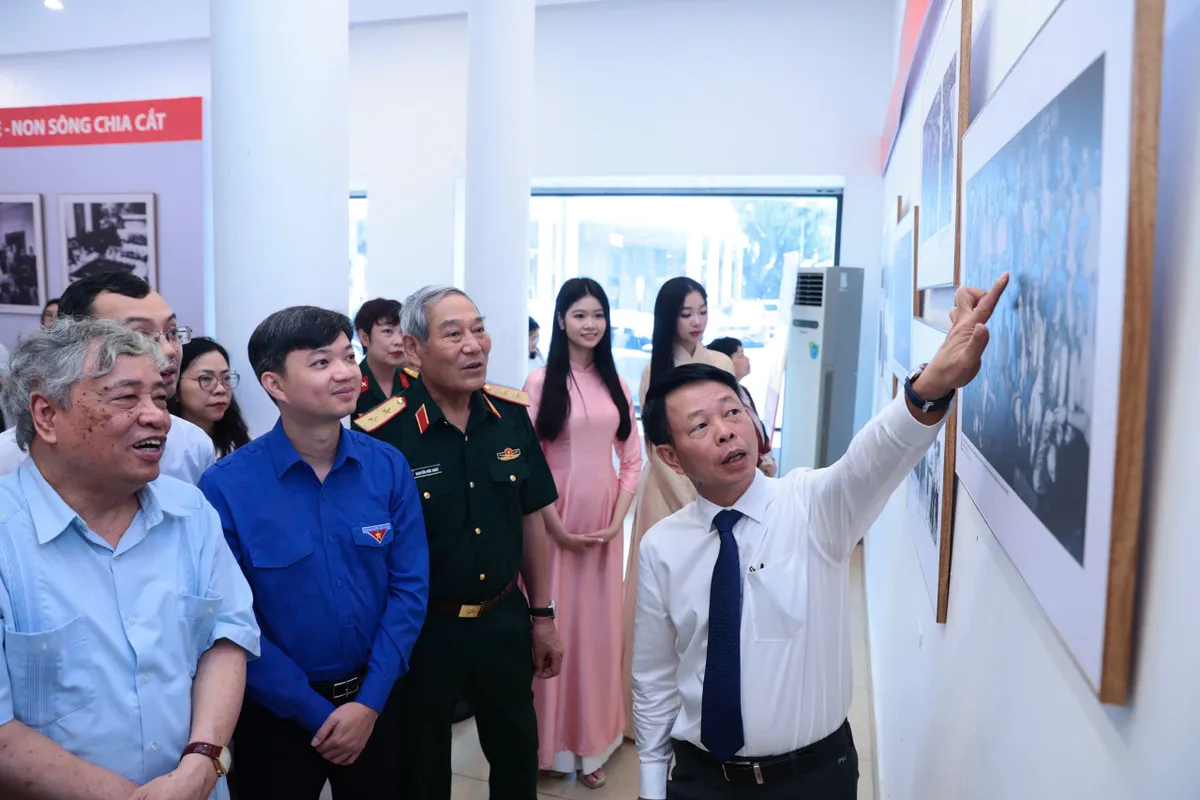 "51 năm - Bản h&ugrave;ng ca thống nhất" t&aacute;i hiện lịch sử h&agrave;o h&ugrave;ng qua những khoảnh khắc đặc biệt - Ảnh 1.